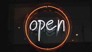 日本动漫画面，精致的赛博朋克城市场景，霓虹灯光与未来感建筑交相辉映