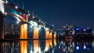 韩国偶像剧剧照，男女主角在首尔夜景下浪漫相遇，霓虹灯光渲染氛围
